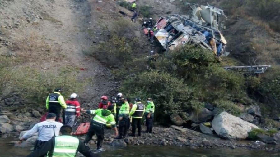 Autobús cae a precipicio en Perú; hay al menos 32 muertos