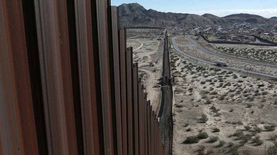 Bloquean fondos para muro fronterizo con México