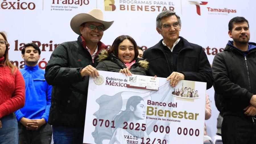 Entrega Américo tarjetas del programa 'Jóvenes Construyendo el Futuro'