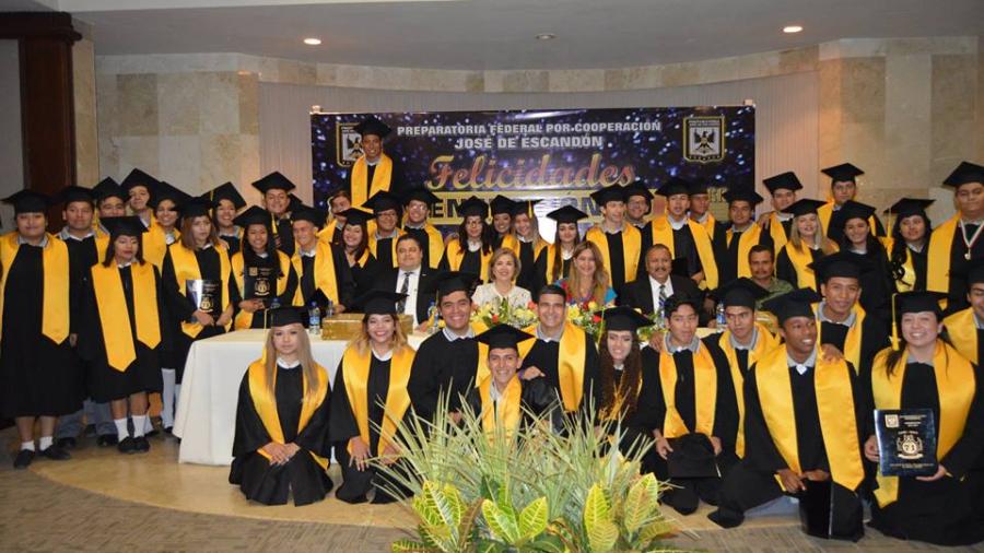 Alcaldesa felicita a graduados de la preparatoria José de Escandón