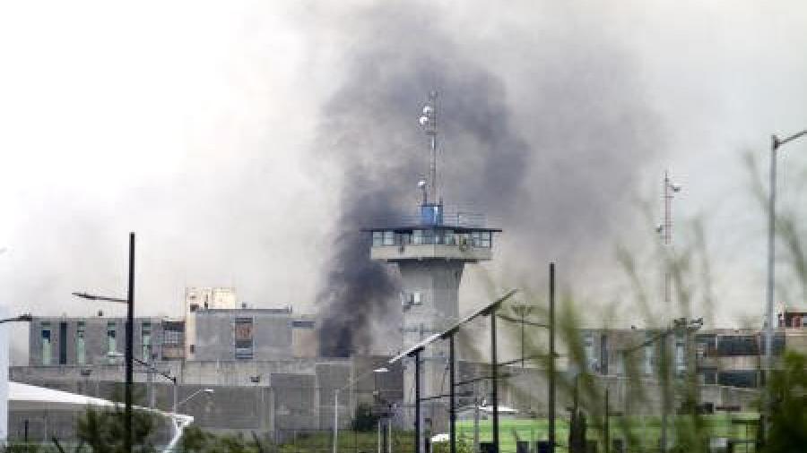 Se enfrentan policías y familiares de reos en penal de Cadereyta