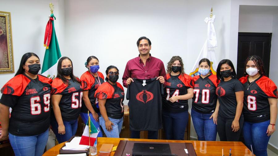 Visitaron atletas al alcalde Carlos Peña Ortiz 