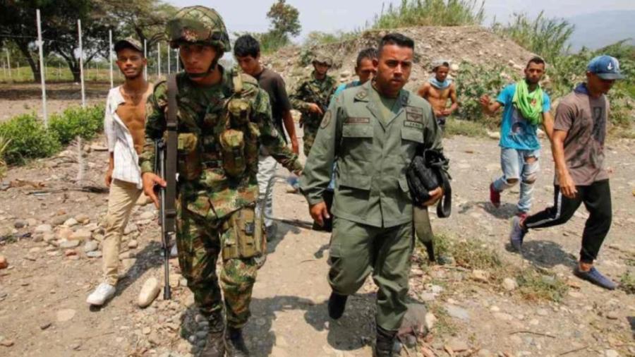 Militares venezolanos desertan y se refugian en Colombia y Brasil