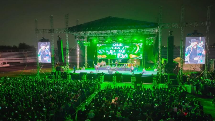 Presentó Carlos Peña Ortiz al Grupo Duelo ante más de 25 Mil espectadores