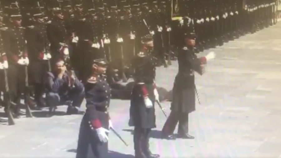 Se desmaya cadete en ceremonia por 104 aniversario de la Marcha de la lealtad