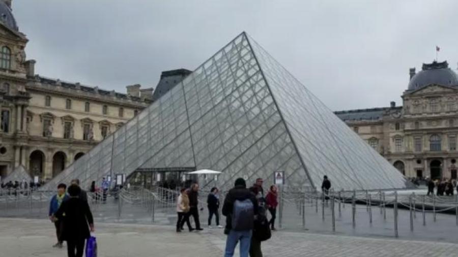 Realizan evacuación de explanada del Louvre