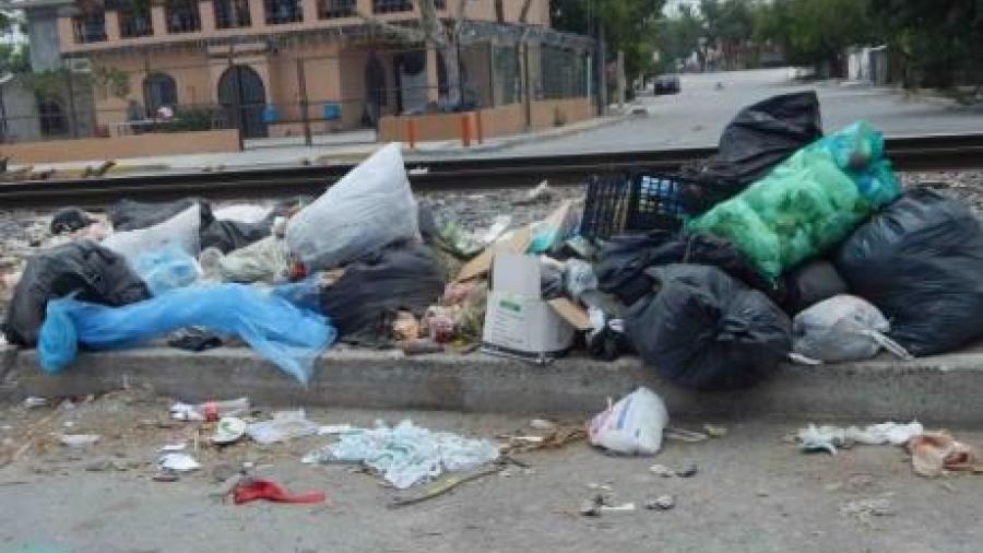 Vecinos denuncian acumulamiento de basura en vías de tren
