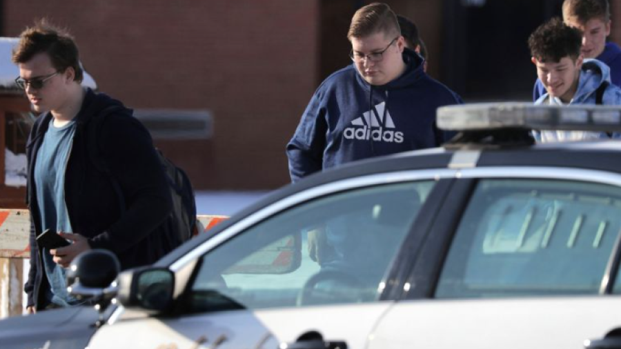 Tiroteo afuera de una escuela de Chicago deja 3 estudiantes heridos y uno muerto