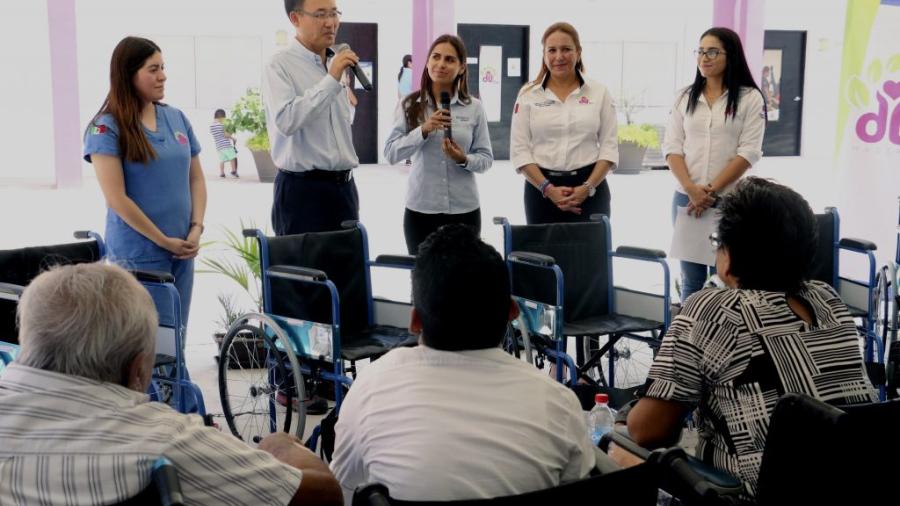 DIF Madero y Posco México entregan sillas de ruedas
