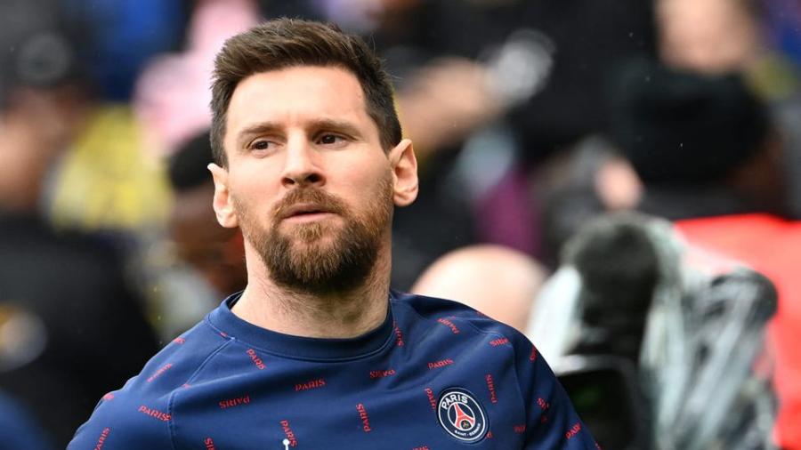 Messi intercambia playera con un jugador ucraniano