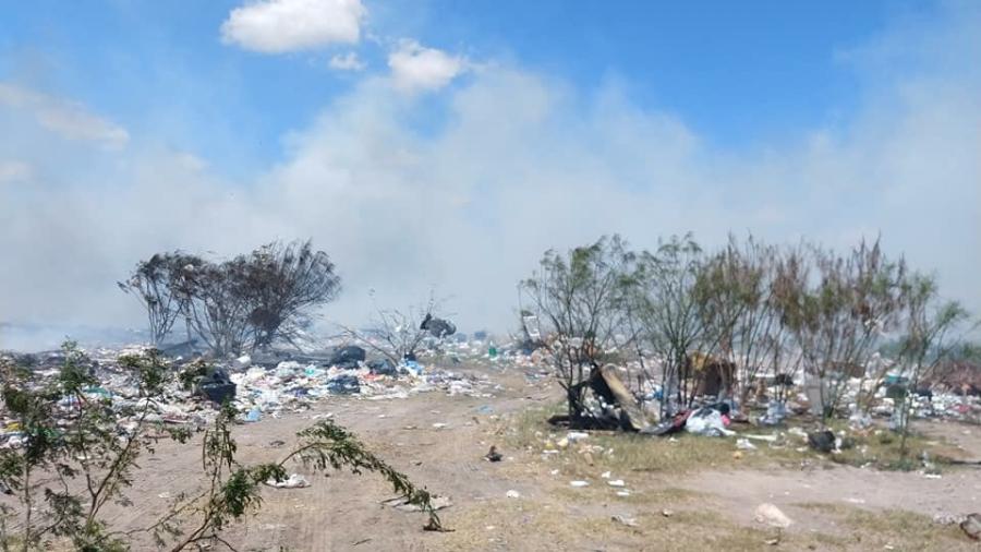 Arde basurero clandestino en Matamoros