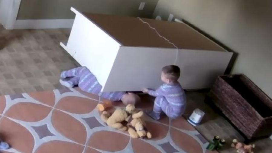 Tras caerle encima un mueble, niño salva a su hermano gemelo