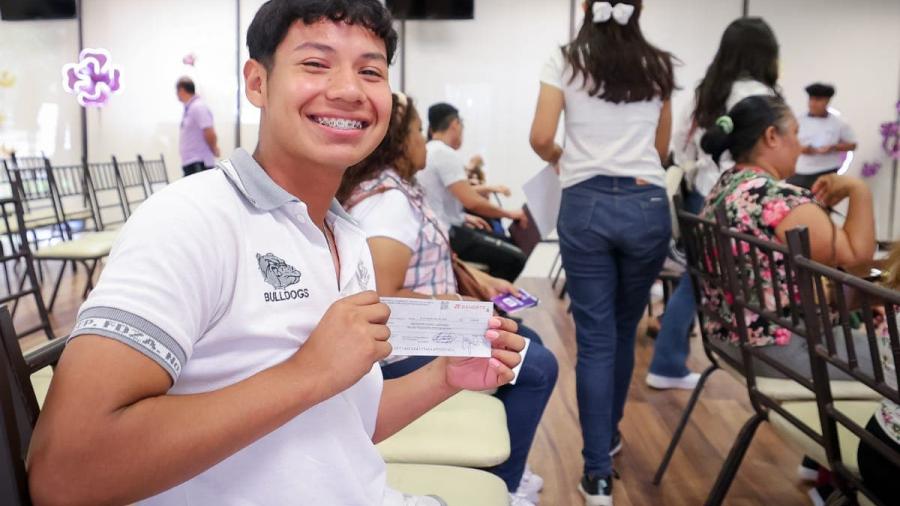 DIF Tamaulipas entrega la beca “Tamaulipas te agradece” a 200 jóvenes de 39 municipios