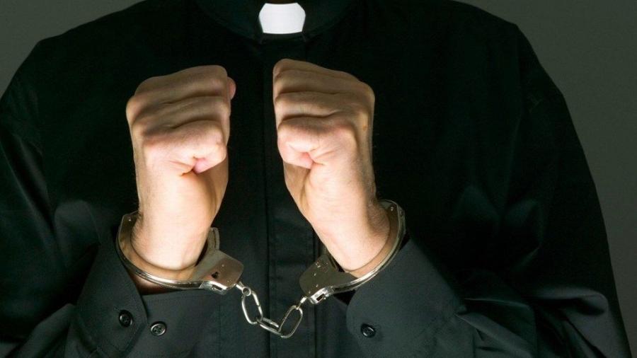 Suspenden a sacerdote encontrado con menor en un hotel