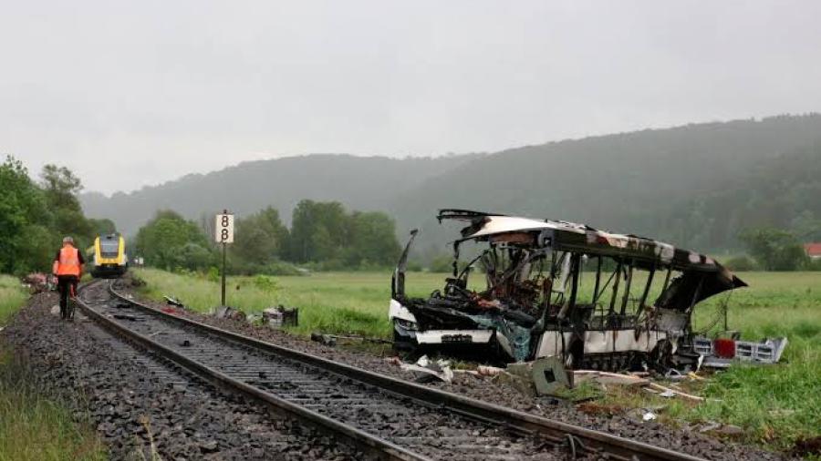 Tren impacta contra camión en Alemania y deja varios heridos