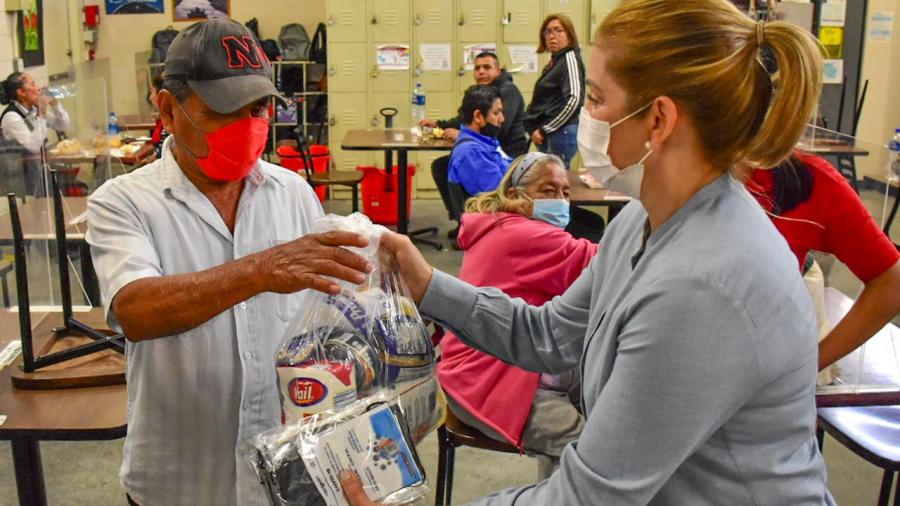 Apoya DIF Reynosa a abuelitos empacadores con canasta básica 