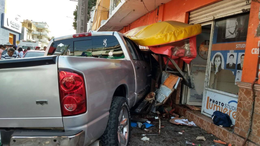 Suman ya 3 muertos del choque de camioneta contra puesto de tortas