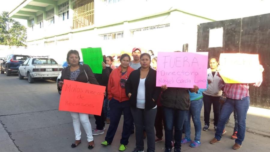 Exigen destitución de directora en primaria de la Borreguera