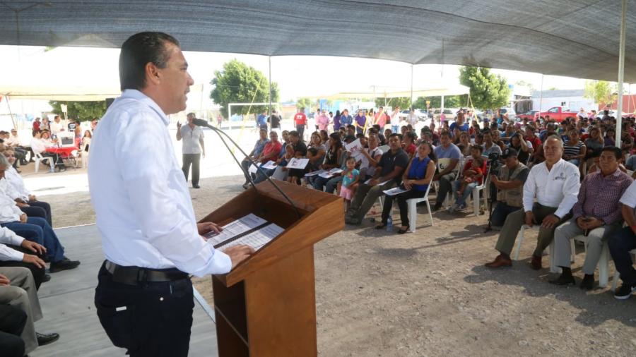 Alcalde y delegado del INFONAVIT entregan escrituras