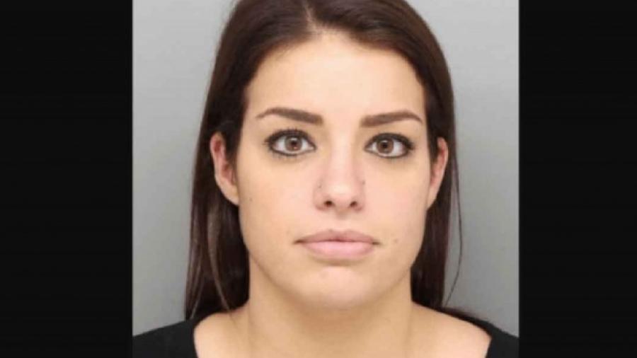 Por tener relaciones sexuales con alumnas, maestra es arrestada