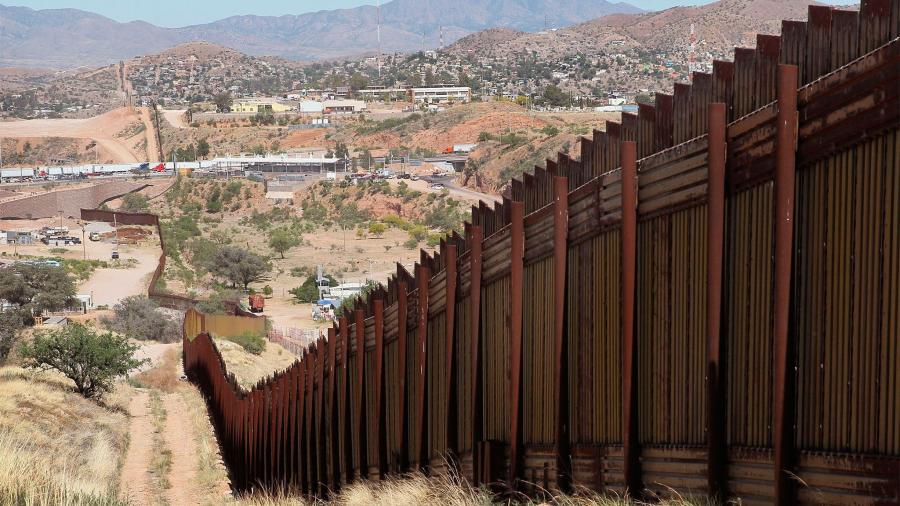 Mujer embarazada muere al caer del muro fronterizo 