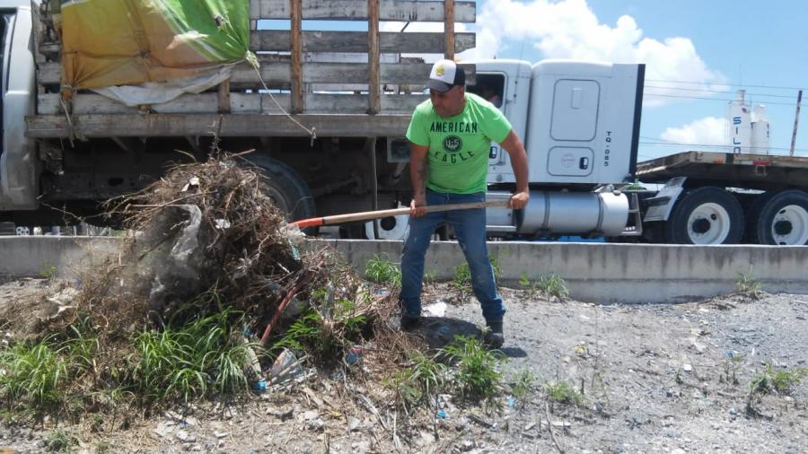 Retira Municipio ramas y cacharros de la vía pública