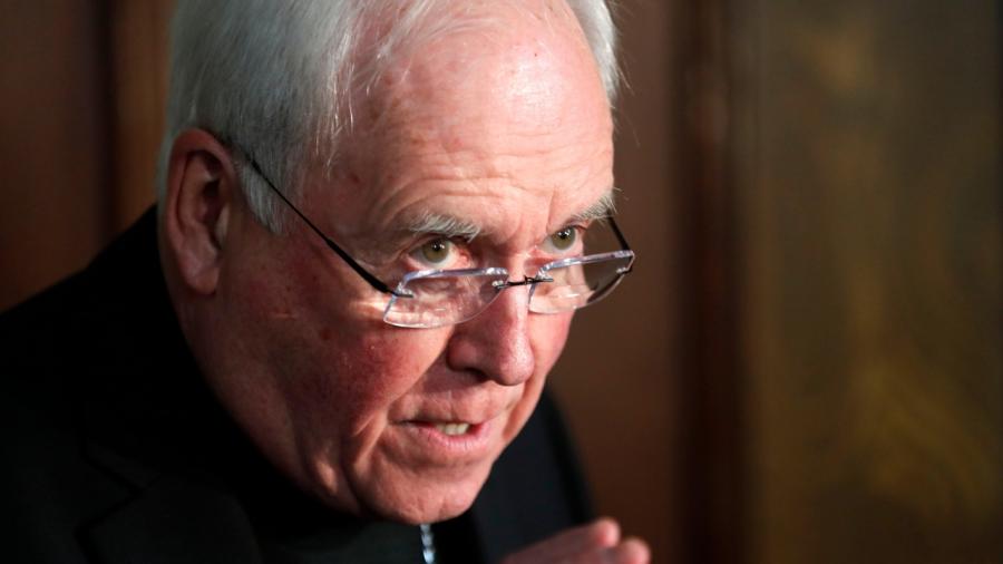 Renuncia obispo acusado de encubrir abusos en EU