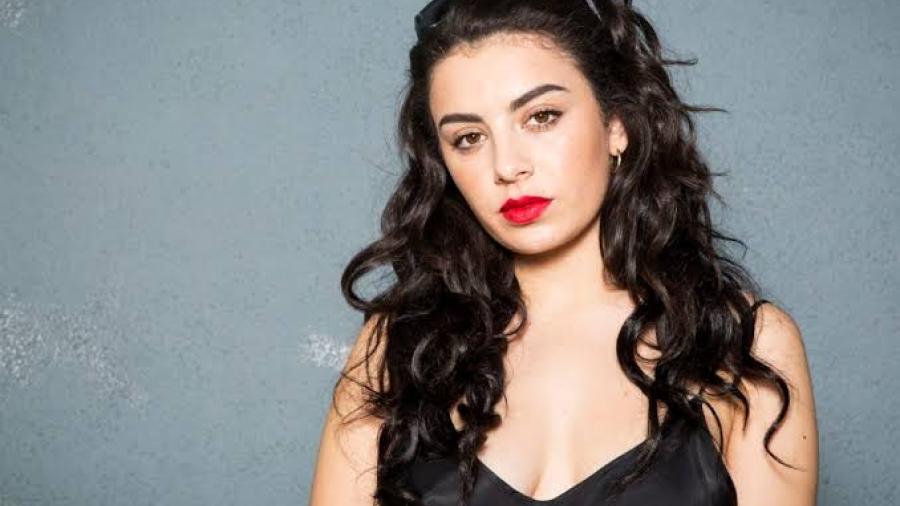 Charlie XCX estrenará álbum completamente hecho desde casa