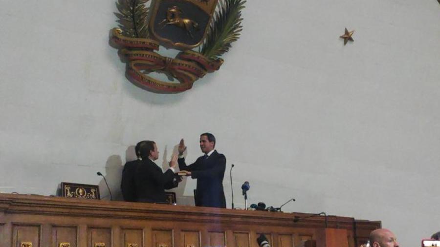 Rinde protesta Juan Guaidó como presidente encargado de Venezuela