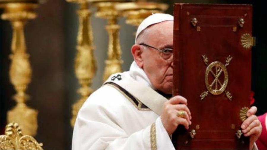 Papa expulsa a sacerdotes por realizar exorcismos no autorizados