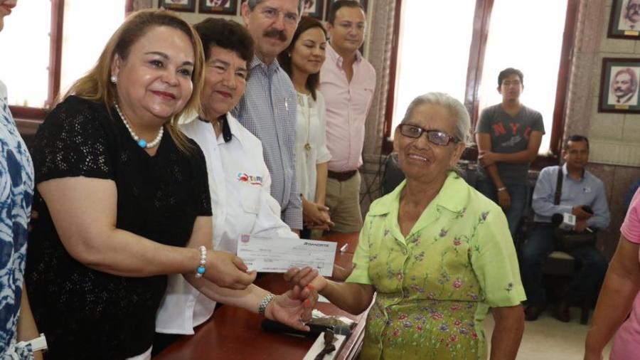 Entrega Ayuntamiento premios a ganadores del “Gran Sorteo del Pago Predial 2017”