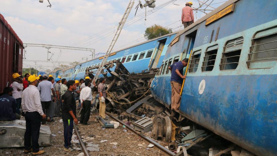 Al menos 39 personas muertas deja descarrilamiento de un tren en India
