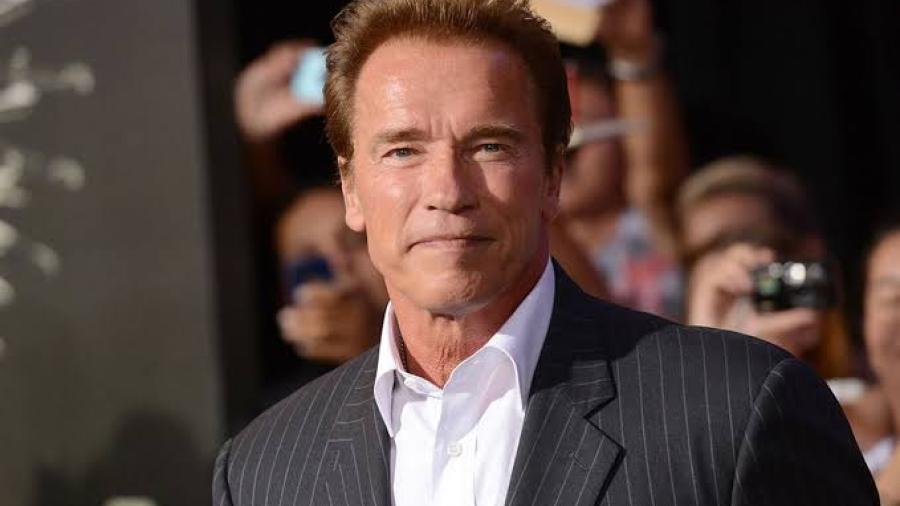 Arnold Schwarzenegger es vacunado contra el covid-19