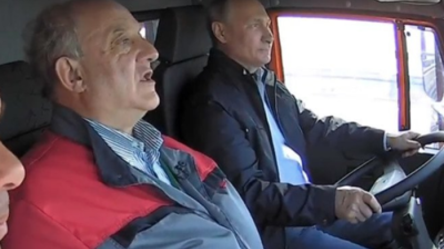 Inaugura Putin puente que une Crimea con Rusia 