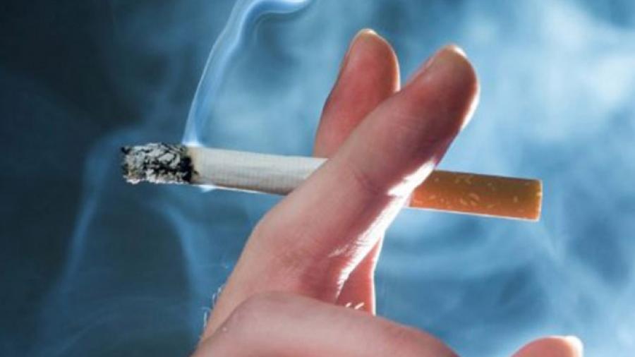 Buscan prohibir venta de cigarrillos, a menores... ¿de 100 años?
