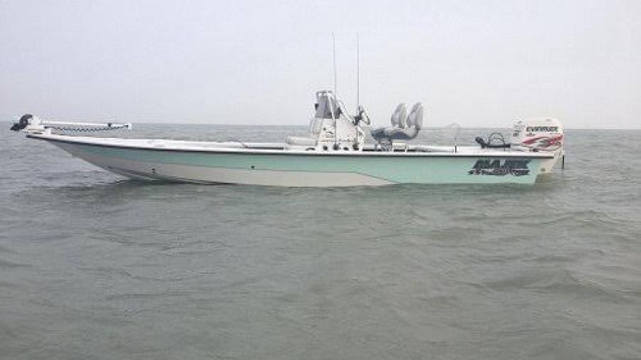 Guardia Costera rescata a tres hombres después que su barco se volteara en Port Isabel