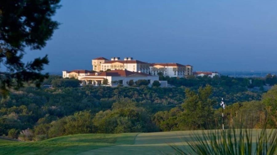 Demandan a hotel por prohibir hablar a español a sus empleados