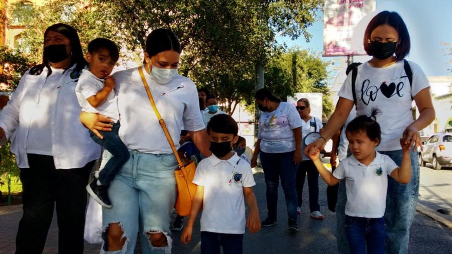 Piden con caminata una movilidad segura para débiles visuales 