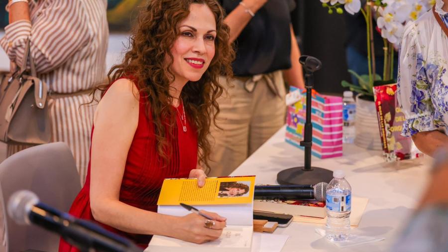 Asistió Carlos Peña Ortiz a presentación de la obra literaria El Olor de las Orquídeas