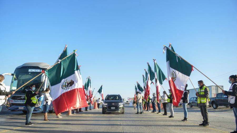 Reciben y escoltan caravana de paisanos en Nuevo Laredo 