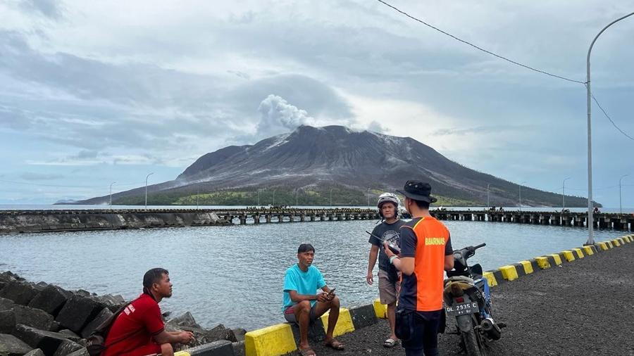 Indonesia advierte sobre un potencial tsunami a raíz de las erupciones del volcán Ruang