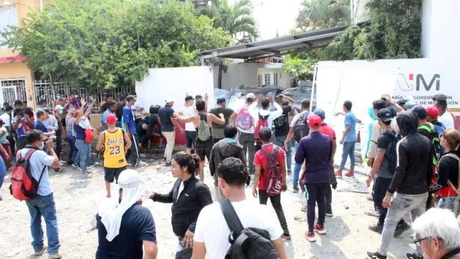 Suspende INM servicios en Tapachula tras trifulca de migrantes 