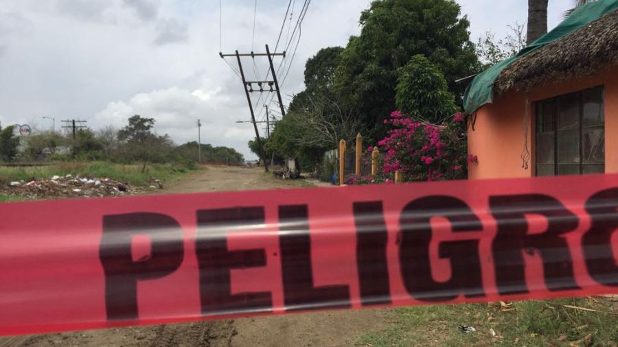 Postes viejos de energía eléctrica, a punto de caer