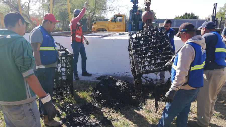Desazolvan unidades Vactor de Obras Públicas Cárcamos y líneas de drenaje sanitario