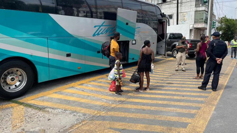 Municipio apoya a haitianos en traslado a Monterrey, Nuevo León 