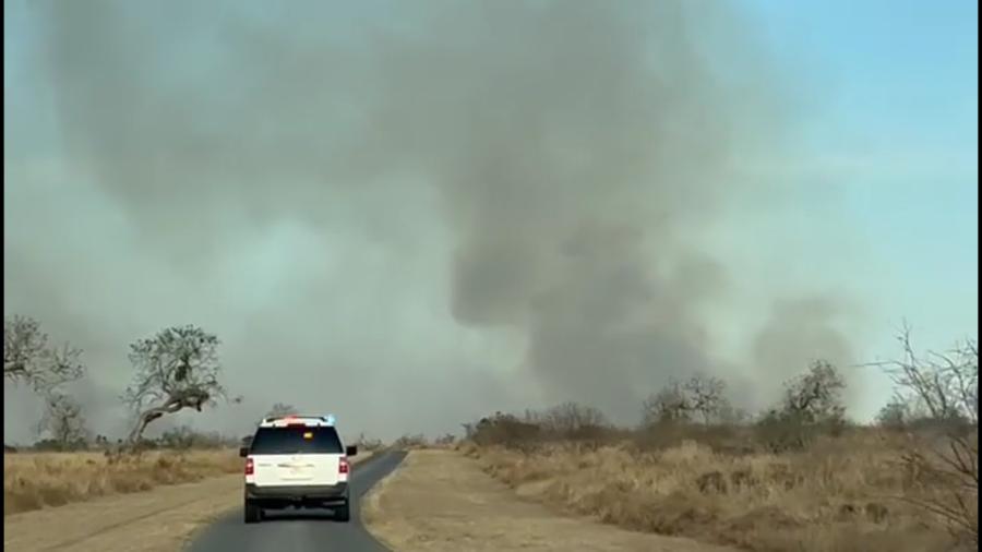 Emiten restricción de vuelo por incendio masivo en Condado Willacy