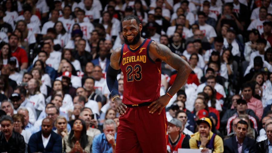 Con “triple-doble” de LeBron James, Cavaliers gana en Toronto