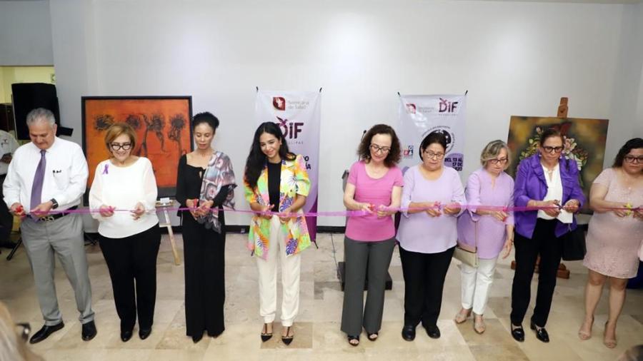 Inaugura Salud exposición de pinturas "Mujeres en el arte"