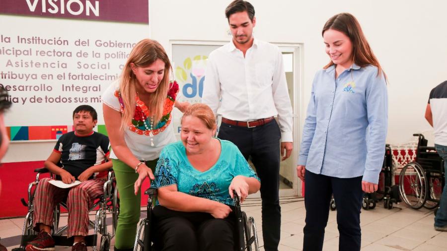 Realizan tercer entrega de silla de ruedas