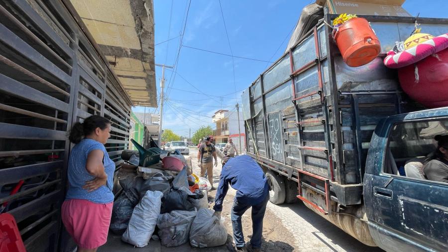 Recolectores y Ecología acuden a colonias inundadas para retirar basura